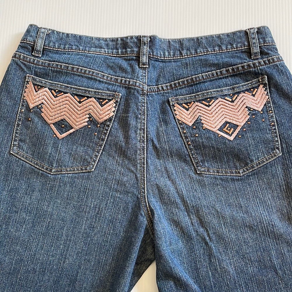 DKNY SOHO jean with embroidered back pockets.  Women’s size 12